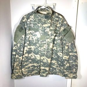 Army camo combat uniform jacket size Large regular zip and Velcro closure Preown